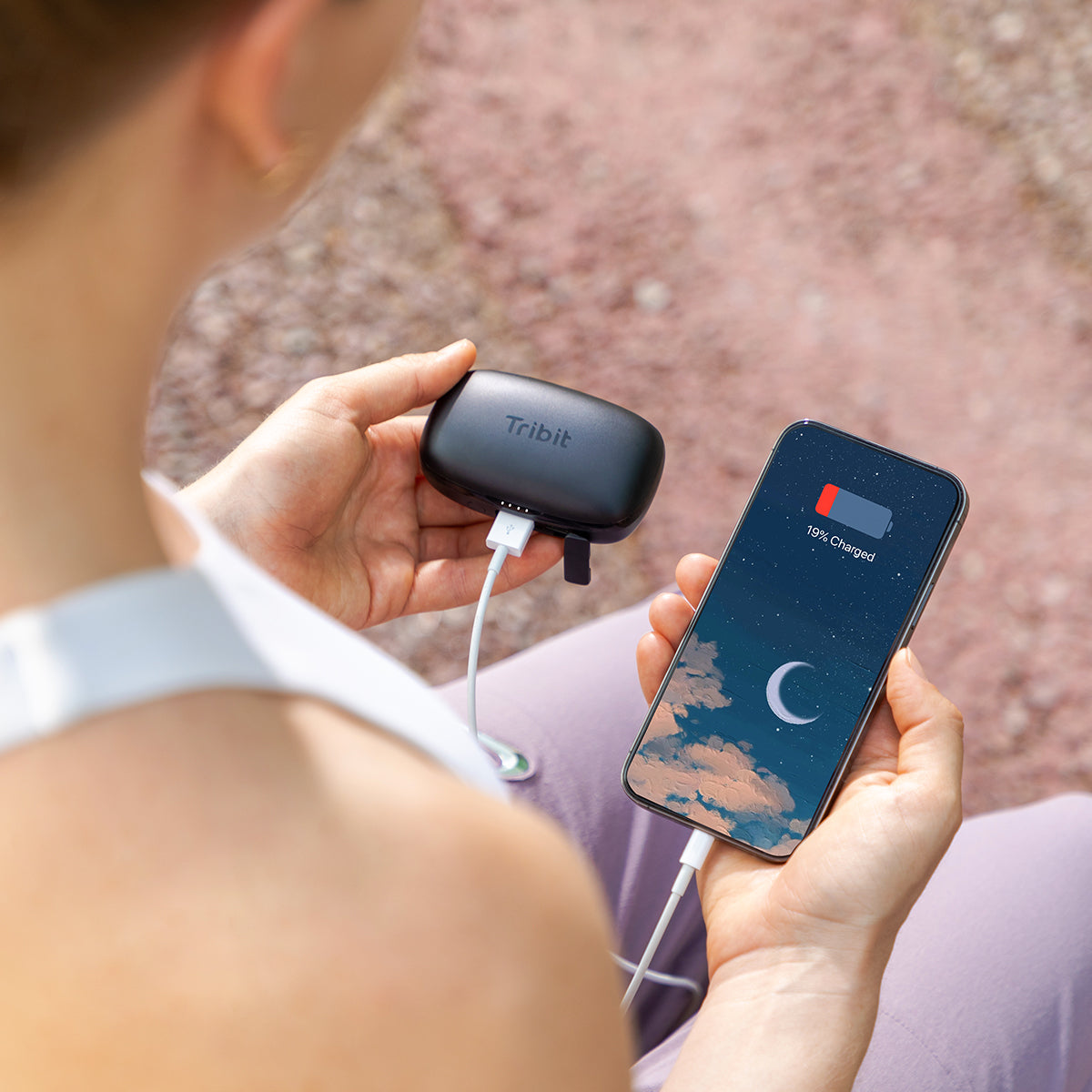 Chúng tôi tích hợp pin 2600 mAh vào hộp sạc, có thể dùng làm pin dự phòng khi điện thoại hết pin.